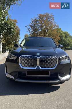 Позашляховик / Кросовер BMW iX1 2023 в 