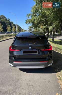 Позашляховик / Кросовер BMW iX1 2023 в 