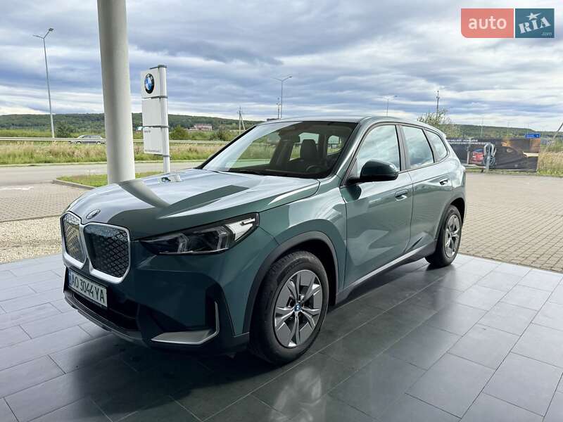Позашляховик / Кросовер BMW iX1 2024 в 