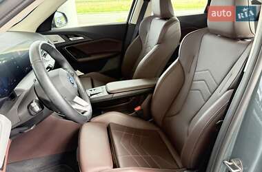 Позашляховик / Кросовер BMW iX1 2024 в 