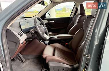 Позашляховик / Кросовер BMW iX1 2024 в 