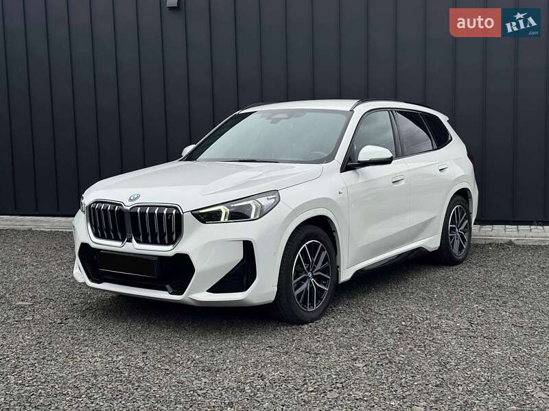 Позашляховик / Кросовер BMW iX1 2023 в 