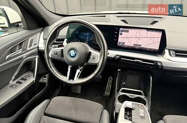 Позашляховик / Кросовер BMW iX1 2023 в 