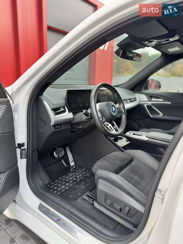 Позашляховик / Кросовер BMW iX1 2022 в Львові фото 17 Позашляховик / Кросовер BMW iX1 2022 в Львові