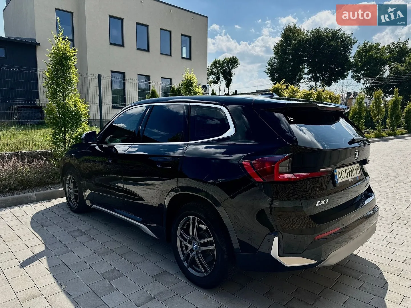 2023 BMW iX1 - мініатюра 23