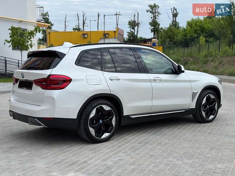 Внедорожник / Кроссовер BMW iX3 2021 в 