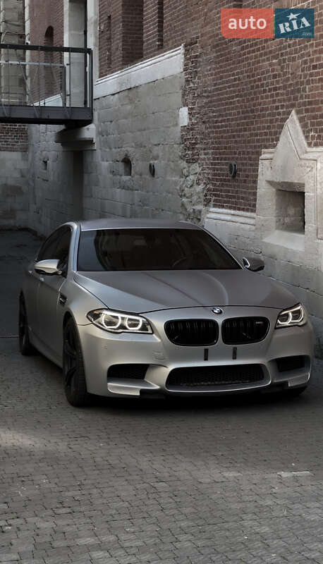 Седан BMW M5 2011 в Львові