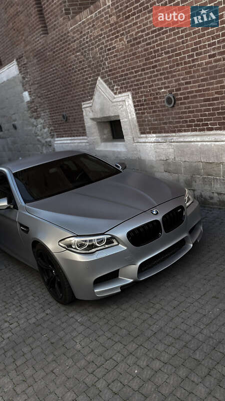 Седан BMW M5 2011 в Львові