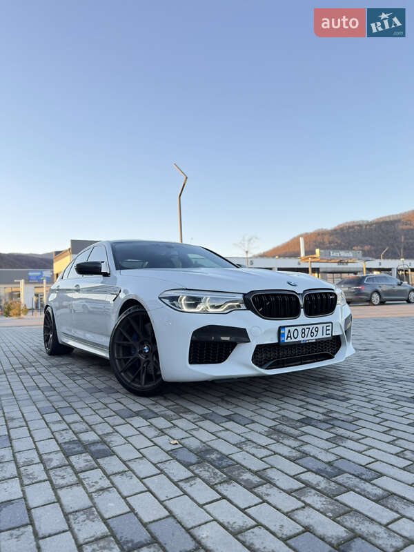 Седан BMW M5 2018 в Иршаве