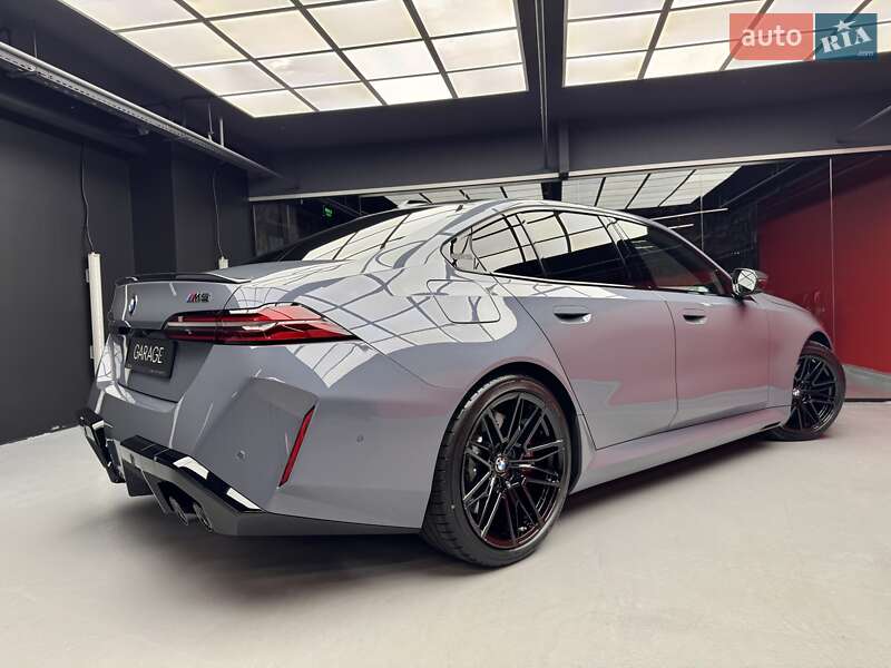 Седан BMW M5 2025 в Киеве