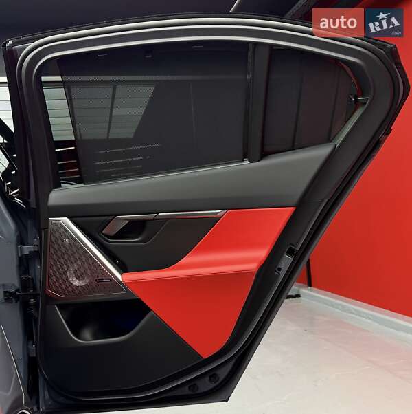 Седан BMW M5 2025 в Киеве