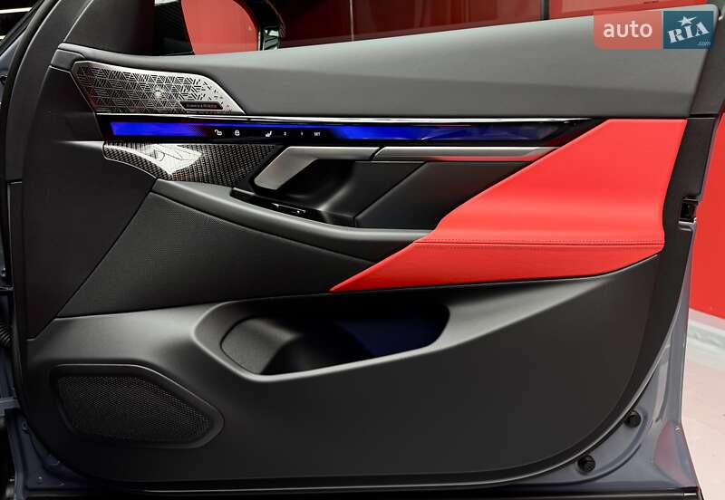 Седан BMW M5 2025 в Киеве