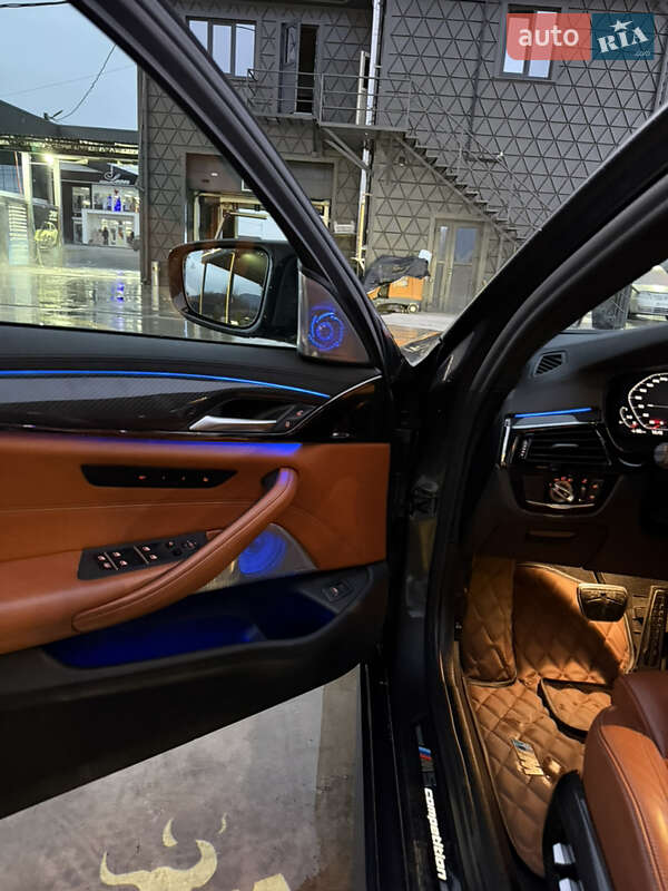 Седан BMW M5 2022 в Грушево