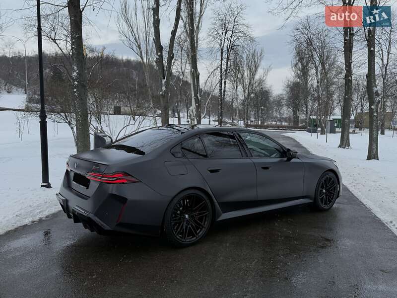 Седан BMW M5 2024 в Киеве