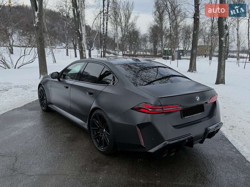 Седан BMW M5 2024 в Киеве