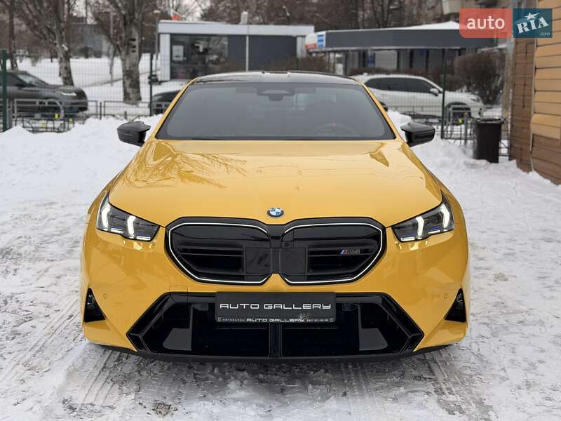 Седан BMW M5 2025 в Киеве