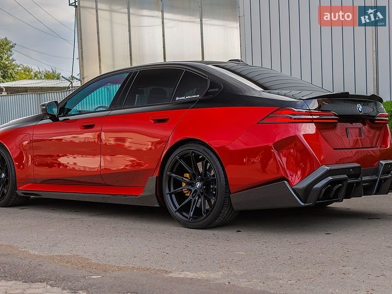 Седан BMW M5 2025 в Чернівцях