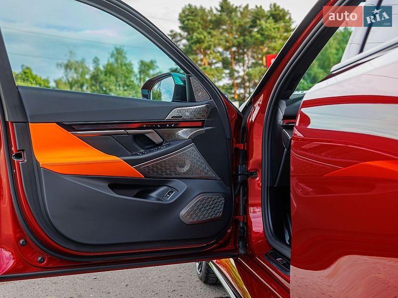 Седан BMW M5 2025 в Чернівцях