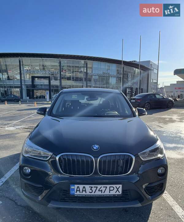 Позашляховик / Кросовер BMW X1 2017 в 