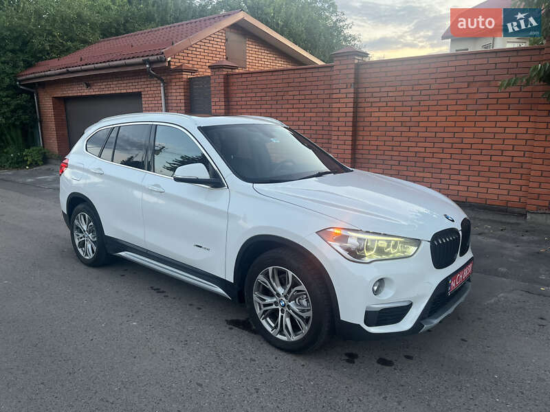 Позашляховик / Кросовер BMW X1 2017 в 