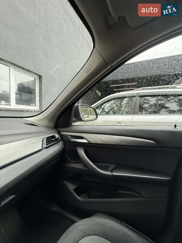 Внедорожник / Кроссовер BMW X1 2015 в Буче