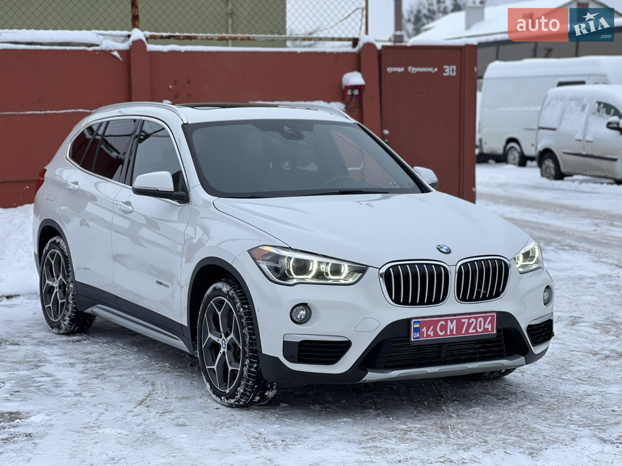 Bmw x1 f48 2016 рік 
Авто в гарному доглянутому стані з не великим оригінальним пробігом 113 тис.км( підтверджений карфаксом)
Топова комплектація для цієї моделі: проекція, безключовий доступ, камера заднього виду, передні та задні парктроніки, автопаркування, підігрів керма і передніх сидінь, широка мультимедія, автодальнє, камера kafas ( попередження про зіткнення і виїзд зі смуги руху), амбієнт підсвітка салону.
По кузову повністю в рідній фарбі.
Авто розмитнено на фірму, готове до постановки на перший облік.
