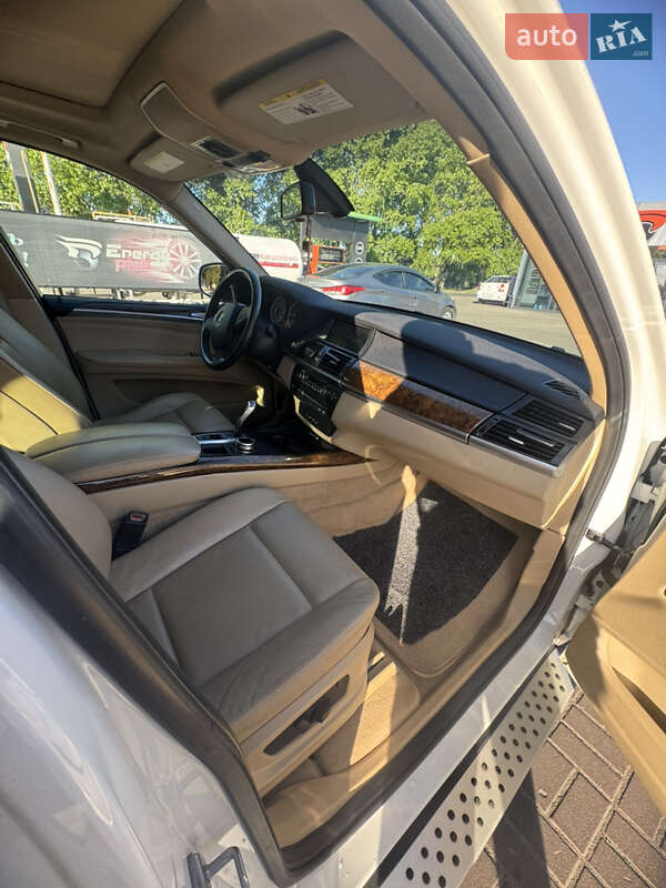 Позашляховик / Кросовер BMW X5 2010 в Чернівцях