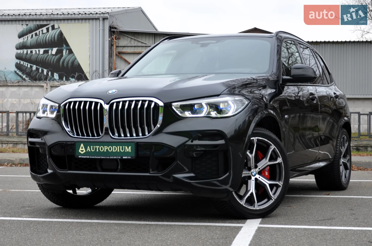 Продається доглянутий та повністю офіційний BMW X5 30d 2022 року випуску, придбаний у дилера та з повною сервісною історією на ABT Bavaria.
Автомобіль у власності з салону, один господар, акуратна експлуатація та завжди своєчасне обслуговування.

Технічно — бездоганний
Кузов у повній бронеплівці: лакофарбове покриття збережене як нове
Без ДТП
Чистий охайний салон, без слідів зносу
Авто готове до будь-яких перевірок

Потужний та економічний 3.0 дизель (30d)
Повний привід xDrive
Лазерні фари BMW Laserlight — преміум освітлення, яке значно покращує нічну видимість
M-пакет 
М обваження — динамічний спортивний стиль
M гальма — покращена ефективність та безпека
M колісні диски — стиль та стабільність на дорозі
Хороший набір сучасних опцій комфорту та безпеки

Офіційний, не пригнаний
Один власник з моменту покупки
Вся історія прозора та підтверджена
Максимально доглянуте авто
Повний захист кузова
Стильна М-комплектація
Повний пакет асистентів
Доводчики дверей

Автомобіль повністю відповідає вартості та стану — без прихованих нюансів, вкладень не потребує.

Детальніше на всі питання Вам відповість менеджер - Іван Плужник або Олександр Борисовський
Запрошуємо Вас пройти Тест-Драйв цього автомобіля за адресою вул. Дніпровська Набережна 17Ж, заздалегідь записавшись.

А також ми надаємо послуги: 
Trade-In/ОБМІН; 
РЕАЛІЗАЦІЯ вашого авто; 
Кредит/лізинг; 
Доставка у будь-який регіон України;