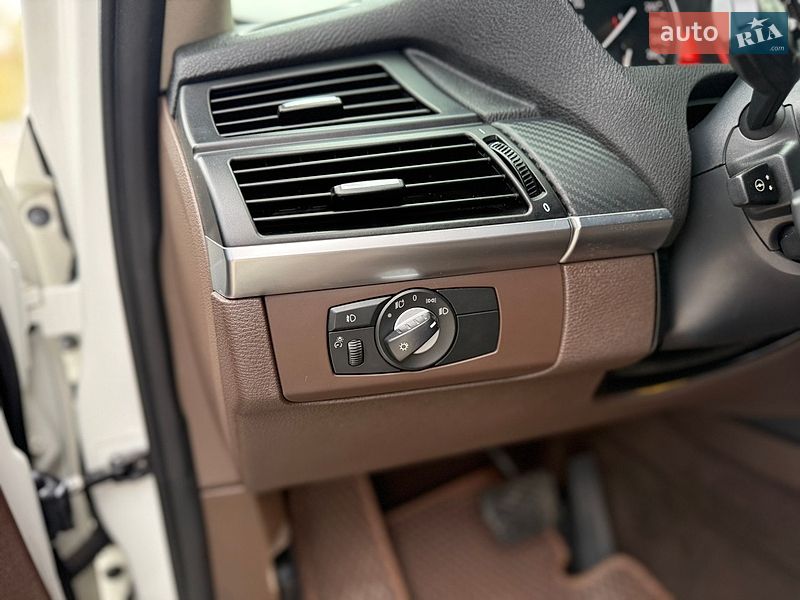 Внедорожник / Кроссовер BMW X5 2010 в Звягеле