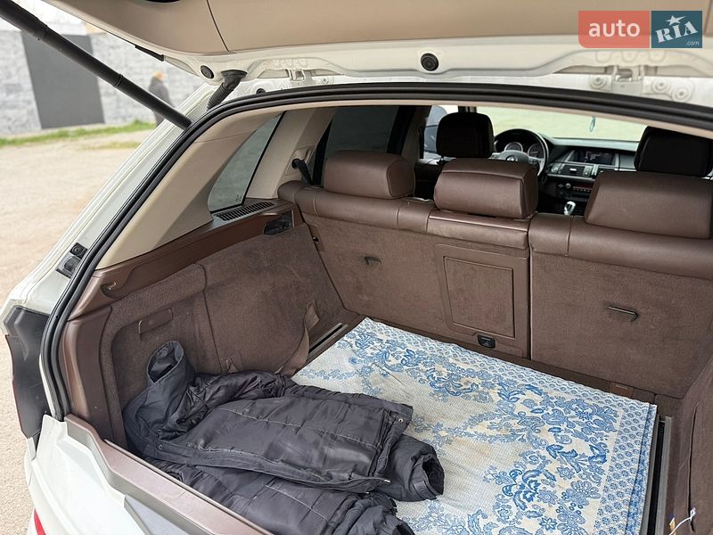Внедорожник / Кроссовер BMW X5 2010 в Звягеле