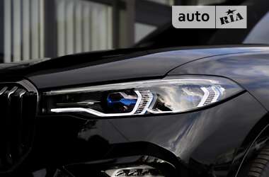 Позашляховик / Кросовер BMW X7 2022 в 