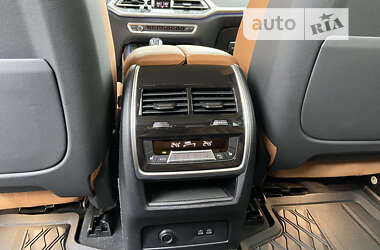 Позашляховик / Кросовер BMW X7 2022 в 