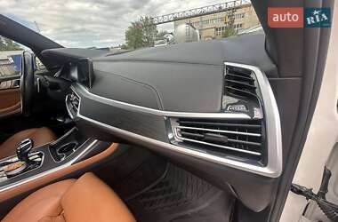 Позашляховик / Кросовер BMW X7 2022 в 