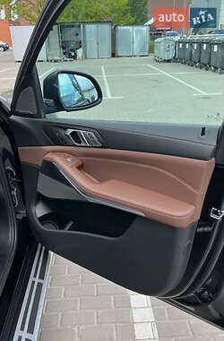 Позашляховик / Кросовер BMW X7 2022 в 