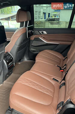 Позашляховик / Кросовер BMW X7 2022 в 