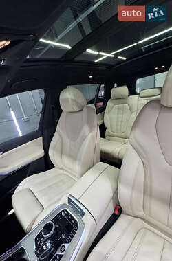 Позашляховик / Кросовер BMW X7 2022 в 