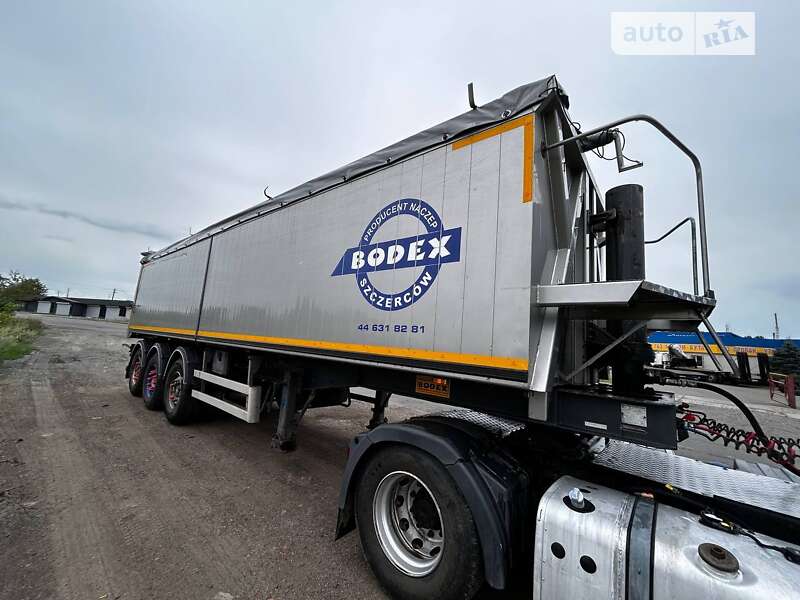 Самоскид напівпричіп Bodex KIS 3W-A 2011 в Гайвороні