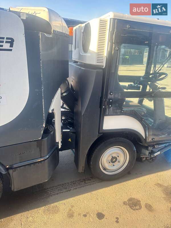 Подметальная машина Boschung Urban Sweeper S2 2016 в Брошневе-Осаде