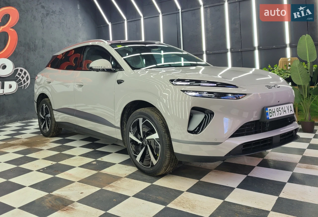 BYD Sea Lion 06 в максимальній комплектації Pilot Plus – набагато кращий, технологічний та досконалий варіант за BYD Song Plus. За рахунок перенесення приводу на задню вісь став більш керованим та стабільним у русі на великих швидкостях.

Запас ходу (CLTC) - 605 км 
Ємність батареї - 78,7 кВт
15,6” дисплей мультимедіа
Двозонний клімат-контроль 
Мульти-кермо з підігрівом оздоблене натуральною шкірою
Проекційний дисплей (HUD) 
Кругове зображеня 360°

Тепловий насос та система температурного менеджменту АБ
Адаптивна підвіска 
LED фари 

Електропривід передніх сидінь з підігрівом та вентиляцією 
Електропривід дзеркал з підігрівом та автоскладанням
Аудіосистема Dynaudio на 12 динаміків 
Автомобільний холодильник з функціями охолодження та підігріву 
Амібєнтна підсвітка салону 
Панорамний дах та шторка
Електропривід багажнику 
Рейлінги 