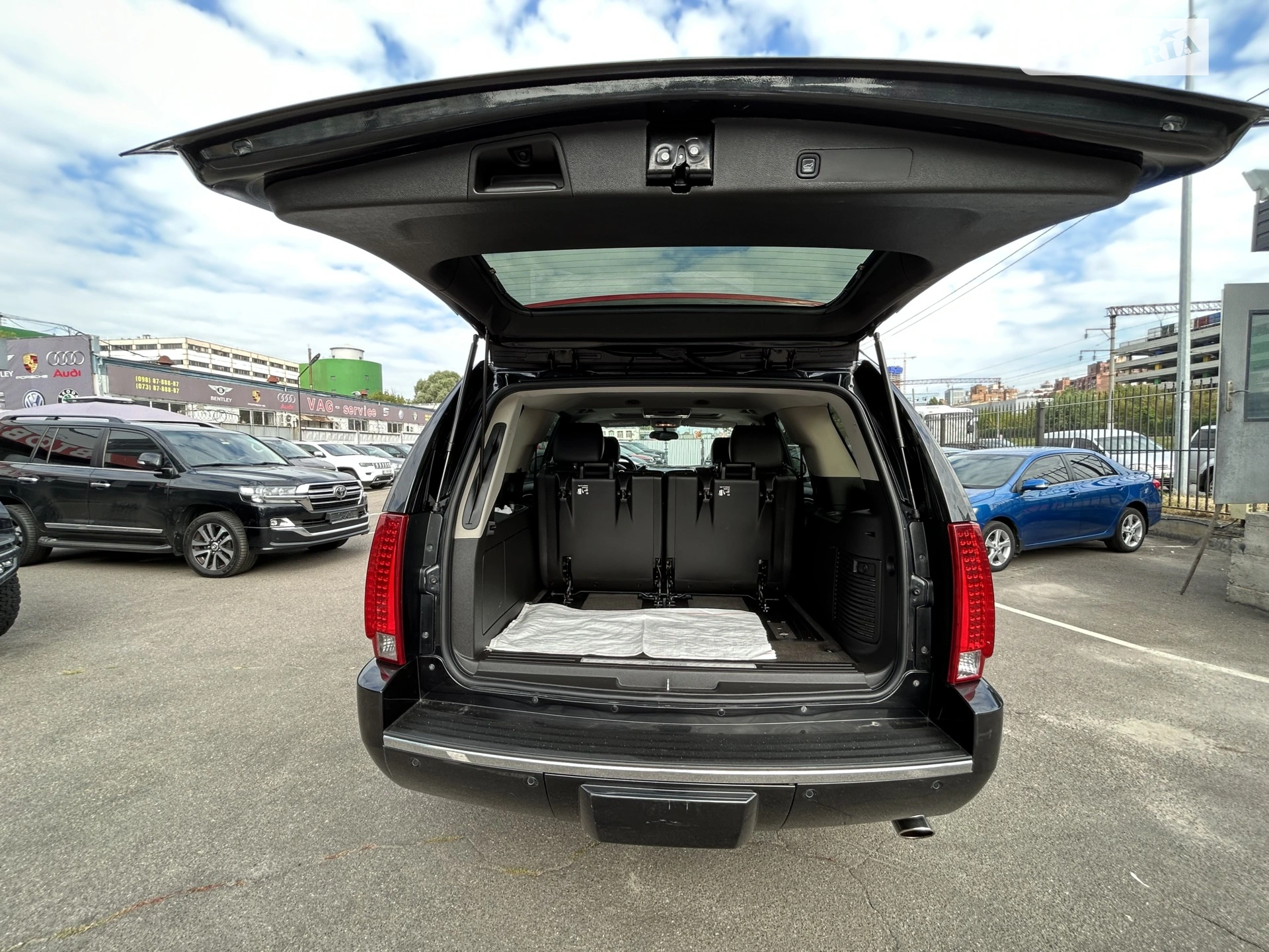 2011 Cadillac Escalade - мініатюра 28