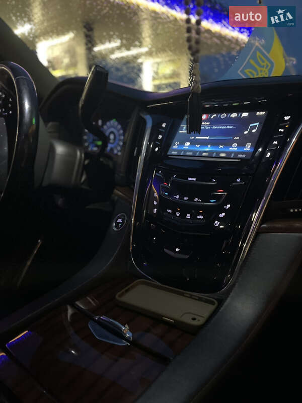 Внедорожник / Кроссовер Cadillac Escalade 2015 в Киеве