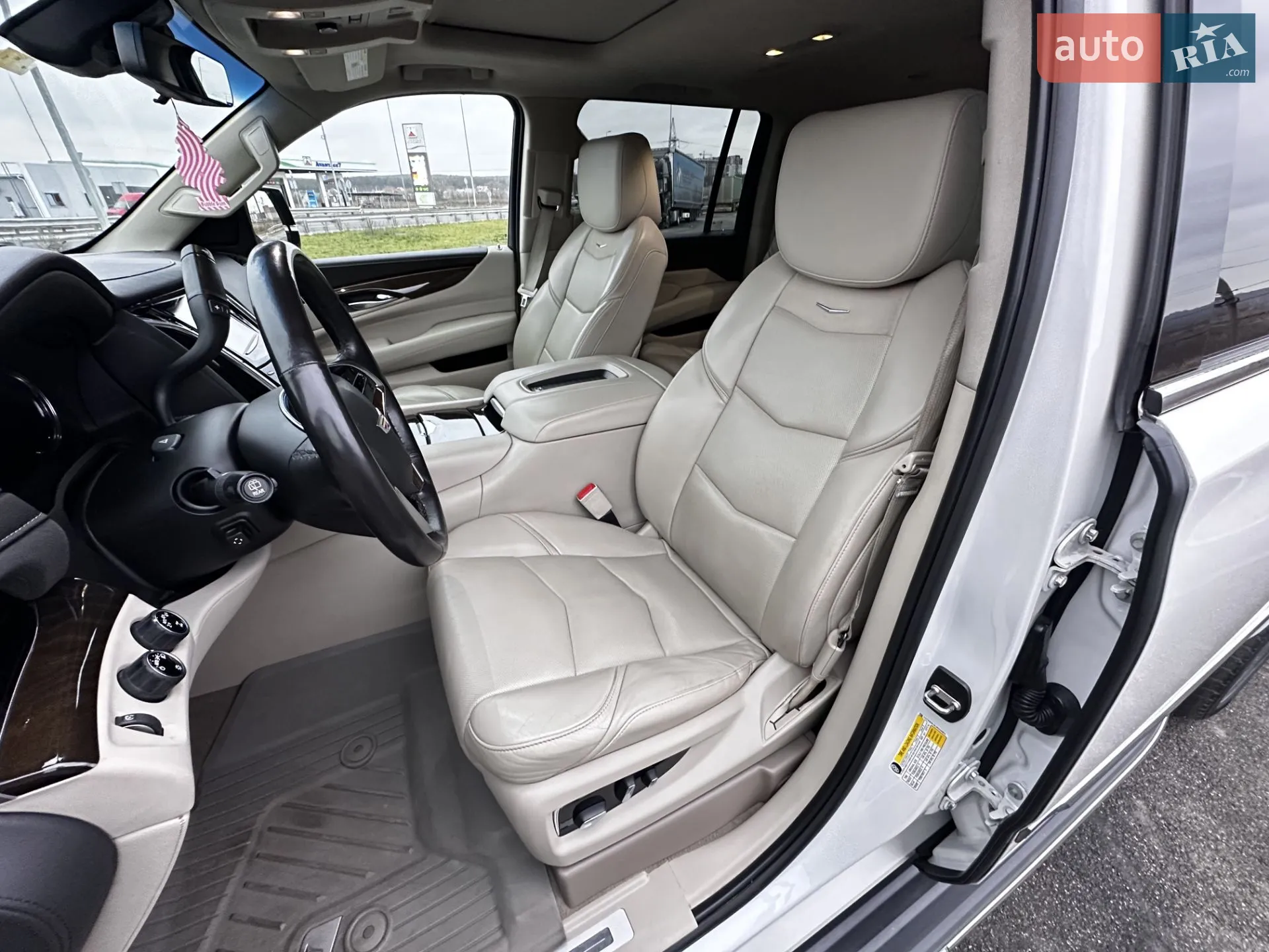 2018 Cadillac Escalade - мініатюра 16
