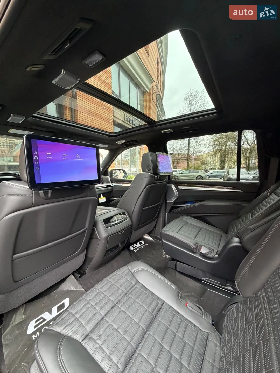 2025 Cadillac Escalade - мініатюра 14