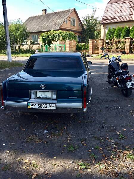 Седан Cadillac Fleetwood 1990 в Ровно