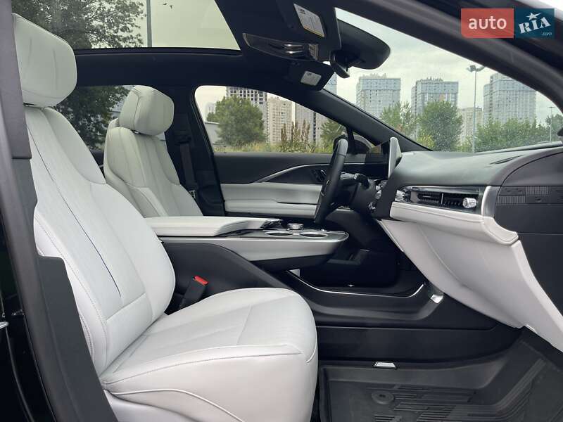 Внедорожник / Кроссовер Cadillac Lyriq 2023 в Киеве