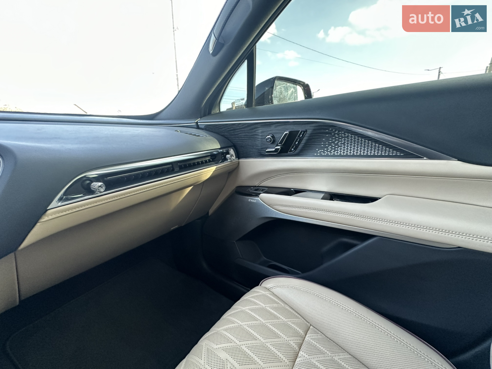 2023 Cadillac Lyriq - мініатюра 30