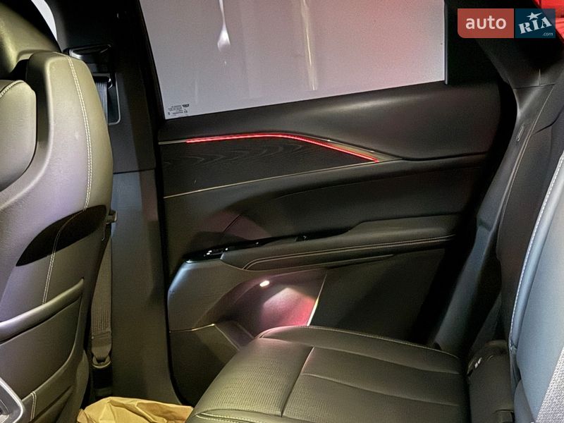 Внедорожник / Кроссовер Cadillac Lyriq 2024 в Новояворовске