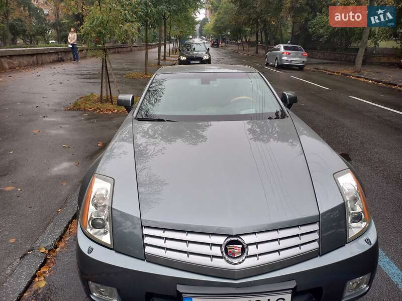 Кабриолет Cadillac XLR 2004 в Киеве