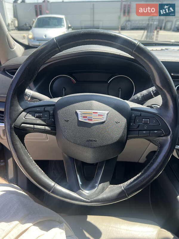 Внедорожник / Кроссовер Cadillac XT4 2018 в Киеве