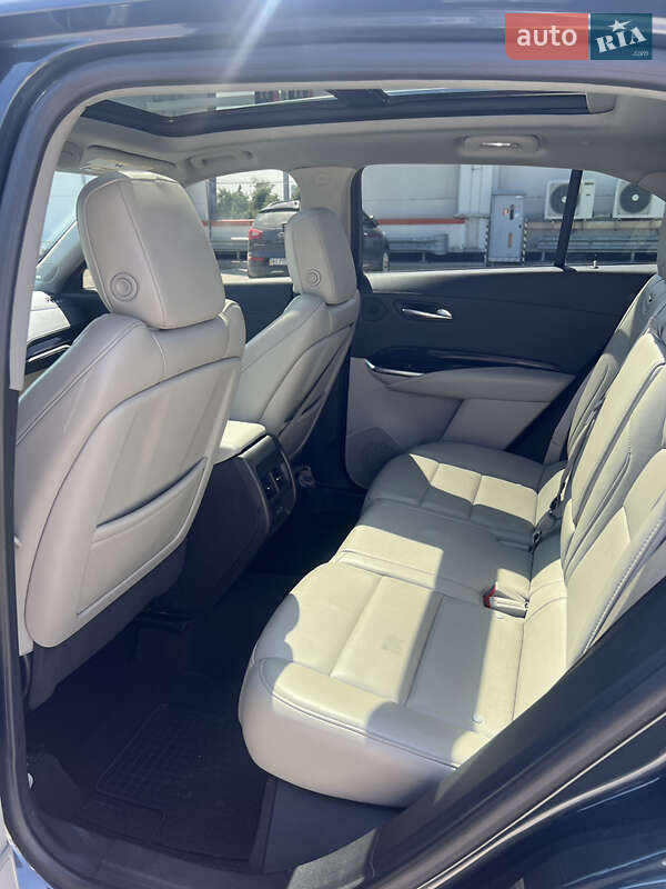 Внедорожник / Кроссовер Cadillac XT4 2018 в Киеве